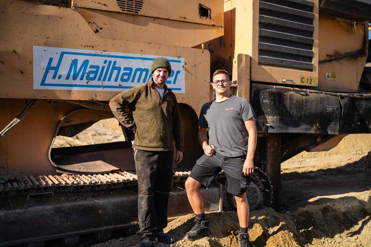 Zwei Mailhammer-Mitarbeiter vor einem Brecher