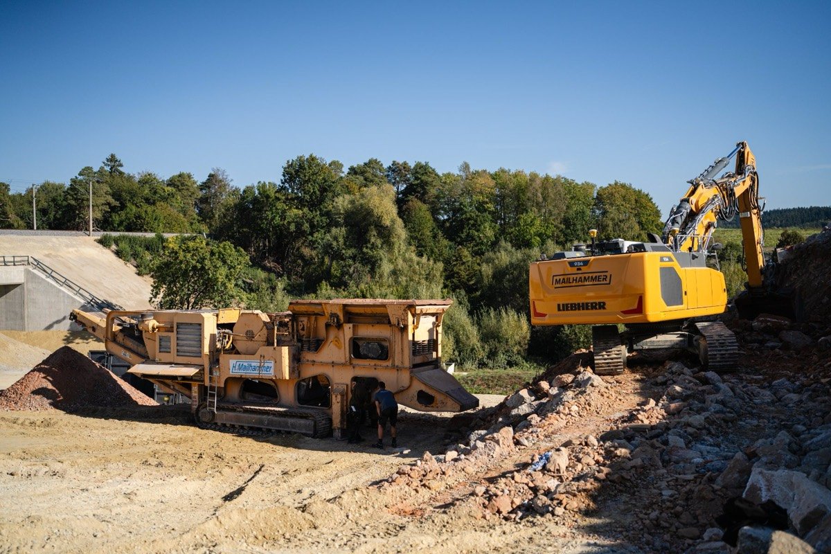 Brecher und Liebherr-Kettenbagger von Mailhammer auf einer Baustelle